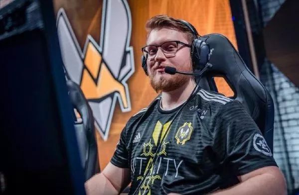 IG险胜100T,CoreJJ线上压制力十足顶尖较量四强赛,锁定晋级资格 IG险胜100T,CoreJJ线上压制力十足顶尖较量四强赛,锁定晋级资格