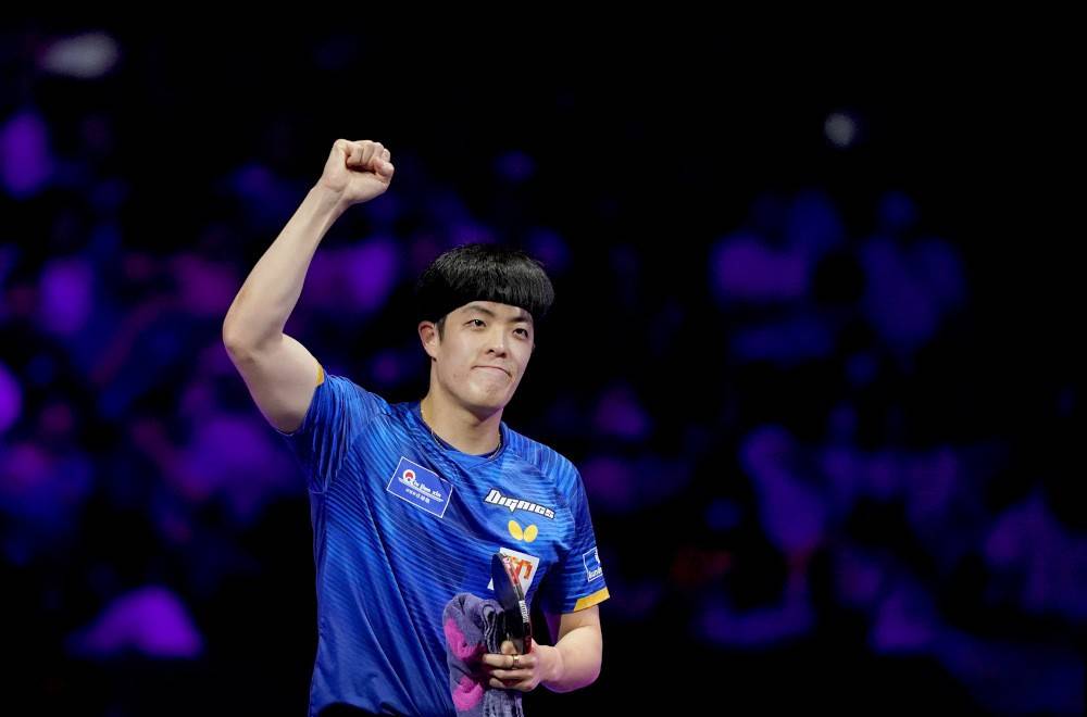 比赛瞬间球员们出色的表现令观众目不转睛！，振奋人心