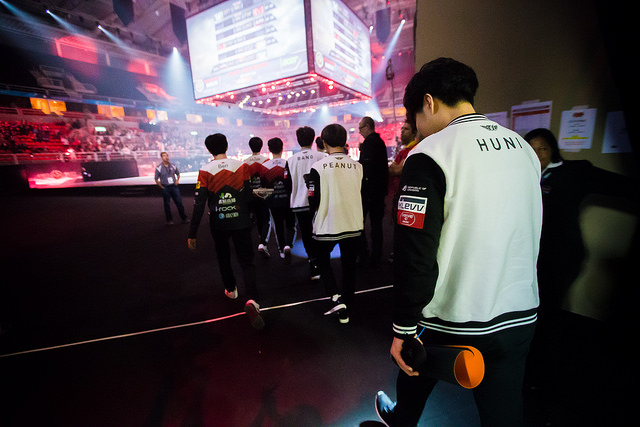 TSM碾压BRO，Peanut拿下关键大龙鏖战多局入围赛，成为赛场最大亮点的简单介绍