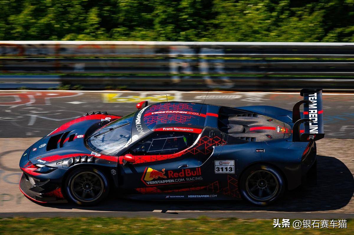 阿斯顿马丁轻取红牛车队,维斯塔潘带队取胜 阿斯顿马丁轻取红牛车队,维斯塔潘带队取胜